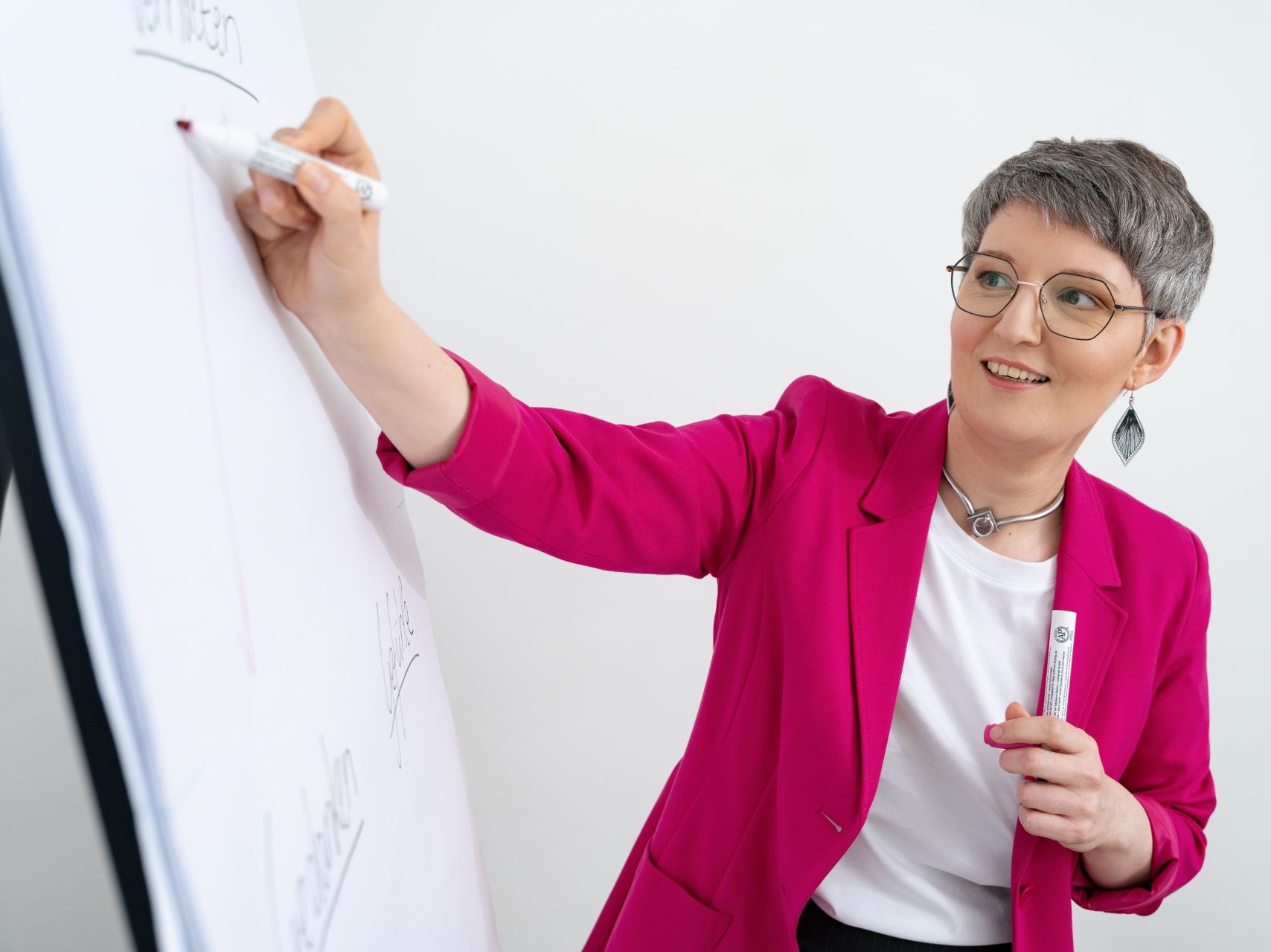 Franziska Weitzmann schreibt bei einem Seminar für Stressbewältigung auf ein Flipchart